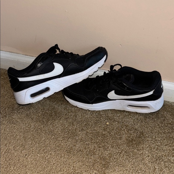 Nike Black and White women’s Running Sneakers - Picture 3 of 6